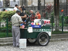 067 Eisverkaeufer in Antigua - Guatemala